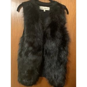 SEBBY COLLECTION BLACK FAUX FUR SWEATER VEST; SIZE MED